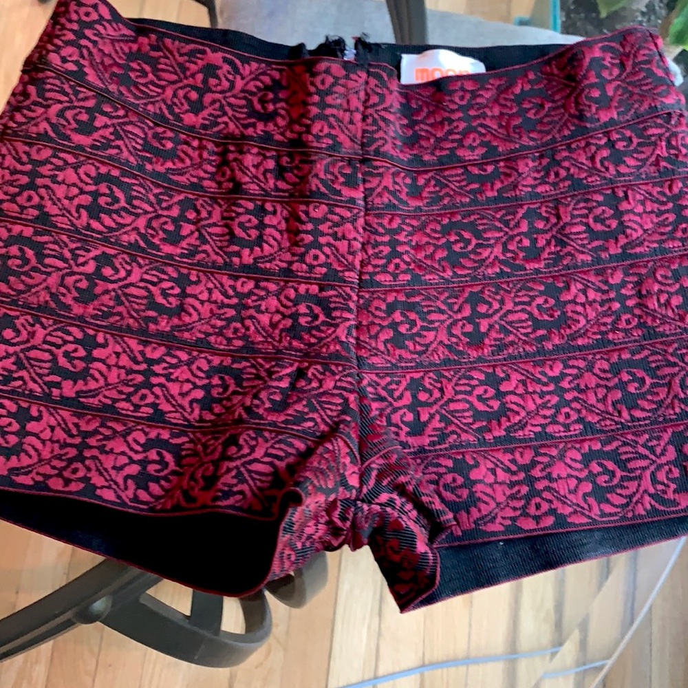 Cute shorts W. black and maroon/reddish pattern